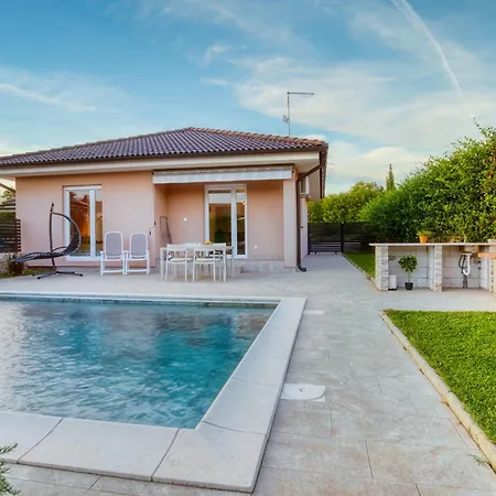 Family House Hana וילה קאנפאנאר